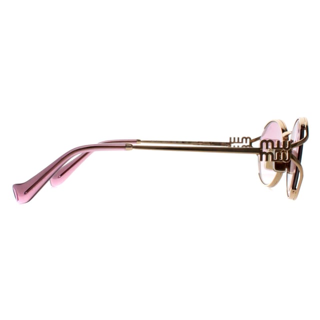 Las gafas de sol Miu Miu MU52YS 5AK06S en color violeta degradado marrÃ³n dorado son una impresionante fusiÃ³n de estilo contemporÃ¡neo y lujo atemporal. Estas gafas de sol cuentan con una llamativa montura ovalada, meticulosamente elaborada en acetato de alta calidad para un acabado ligero y duradero. Las lentes ofrecen una protecciÃ³n UV superior, lo que garantiza que tus ojos estÃ©n bien protegidos a la vez que derrochan sofisticaciÃ³n. Decoradas con el emblemÃ¡tico logotipo de Miu Miu en las patillas, las gafas de sol MU52YS han sido diseÃ±adas para los entusiastas de la moda a los que les gusta llamar la atenciÃ³n. Perfectas para aÃ±adir un toque de glamour a cualquier atuendo, estas gafas de sol son un accesorio esencial para quienes aprecian el diseÃ±o de vanguardia y el encanto clÃ¡sico.