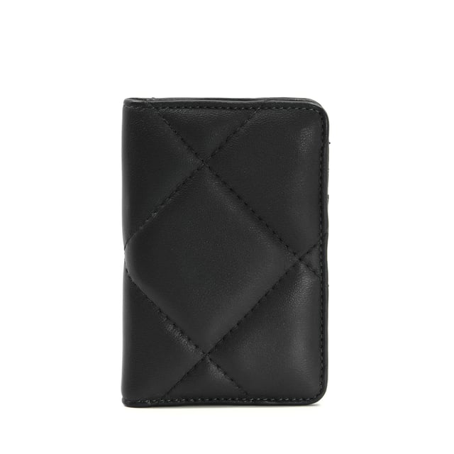 Settle up in style with our elegant, quilted Knightsbridge purse. Designed with high-quality leather, the interior of this timeless accessory has eight compartments for you to slot in your cards and cash seamlessly. Every detail counts at Dune London