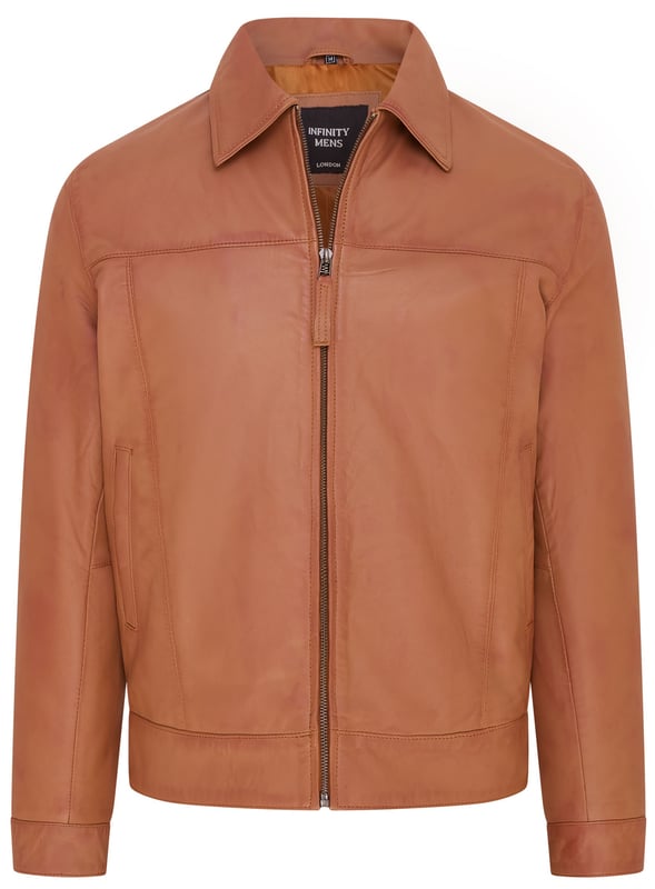 Esta chaqueta Harrington es un diseño atemporal que recuerda a la era de los moteros de los años 50. Presenta un cuello camisero clásico y dos bolsillos para las manos en la cintura para un look limpio y clásico. Disponible en negro, tostado y marrón castaño oscuro, esta chaqueta se puede combinar con una variedad de atuendos y es la opción perfecta para salir de noche. Con un interior de satén de primera calidad y un cuerpo de cuero napa elaborado con cariño, esta cómoda Harrington es un testimonio del hecho de que, a pesar de la variedad de modas y gustos, algunas prendas están hechas para ser básicas en tu guardarropa. • 100 % cuero napa ultra suave de primera calidad. • Dos bolsillos en ángulo en la cintura • Cuello camisero clásico • Bolsillos integrados en el forro de la chaqueta • Cierre de cremallera YKK