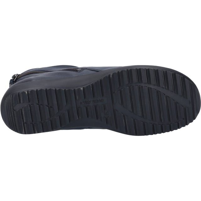 Entdecke die Eleganz und den unvergleichlichen Tragegenuss mit dem Naly 61 von JOSEF SEIBEL, einer Stiefelette, die speziell für Damen konzipiert wurde. In der Farbe Ocean gehalten, verkörpert dieses Schuhwerk die Tiefe des Meeres und bringt eine frische Brise in jede Garderobe. Gefertigt aus hochwertigem Nappa-Schafsleder, bietet der Naly 61 eine exquisite Haptik und Langlebigkeit. Dieses Paar Schuhe zeichnet sich durch sein warm gefüttertes Textilinnenfutter aus, das selbst an kältesten Wintertagen für wohlige Wärme sorgt. Die Sohle aus TR-Material garantiert nicht nur gute Rutschfestigkeit und eine beachtliche Haltbarkeit, sondern ist auch leichter als traditionelle Gummisohlen, was den Komfort bei jedem Schritt erhöht. Ein weiteres Highlight ist der praktische Reißverschluss, der ein müheloses An- und Ausziehen ermöglicht. Durch die AGO-Fertigungsart, eine moderne und formbeständige Produktionsmethode, wird das Oberteil des Leders mit der Unterseite der Innensohle verklebt und anschließend die Laufsohle aufgeklebt. Diese innovative Machart trägt zur Leichtigkeit und zur perfekten Passform bei. Der Naly 61 ist mehr als nur ein Schuh; er ist eine Hommage an modernen Komfort und Funktionalität, gestaltet für den alltäglichen Gebrauch im Freien. Ob bei Spaziergängen durch die Stadt oder entspannten Nachmittagen im Café, dieser Schuh ist der perfekte Begleiter für diverse Freizeitaktivitäten. JOSEF SEIBEL steht für Tradition und Qualität, fernab von der kurzlebigen Fast Fashion, und legt Wert auf nachhaltige Produktion und die Verwendung hochwertiger Materialien. Der Naly 61 ist somit eine Investition in langanhaltende Bequemlichkeit und elegantes Design, die jede Frau begeistern wird.