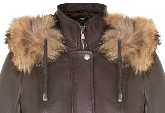 Verhoog je winterstijl met ons leren damesparkajack, een perfecte mix van minimalistische verfijning en warmte. Deze jas is gemaakt van 100% premium, ultrazacht nappaleer en biedt zowel luxueus comfort als een tijdloze uitstraling. Dit is wat hem onderscheidt:  
 Afneembare, met bont gevoerde capuchon: De jas wordt geleverd met een met bont gevoerde capuchon, die zorgt voor warmte en comfort tijdens de winter terwijl het een stijlvol tintje toevoegt aan het algehele ontwerp. 
 Knoopsluiting: In plaats van de typische ritssluiting heeft deze jas een een knoopsluiting over de YKK-ritssluiting, waardoor een meer klassieke en verfijnde esthetiek ontstaat. 
 Verstelbare gespen: Gespen op de manchetten zijn toegevoegd verstelbaarheid, waardoor je de pasvorm kunt aanpassen en ervoor kunt zorgen dat de mouwen ademend blijven voor langdurig comfort. 
 Verlengde tailleritsen: Twee verlengde horizontale ritsen Ritsen lopen over de taille, bieden voldoende opbergruimte en voegen een moderne twist toe aan het ontwerp van de parka. 
 Hoge trechterkraag: De hoge trechterkraag kan worden vastgemaakt met een YKK-rits over de volledige lengte, die extra bescherming biedt tegen kou en wind.  Met zijn strakke en minimalistische ontwerp is deze leren damesparka een veelzijdige toevoeging aan je wintergarderobe, waarbij mode en functionaliteit moeiteloos worden gecombineerd