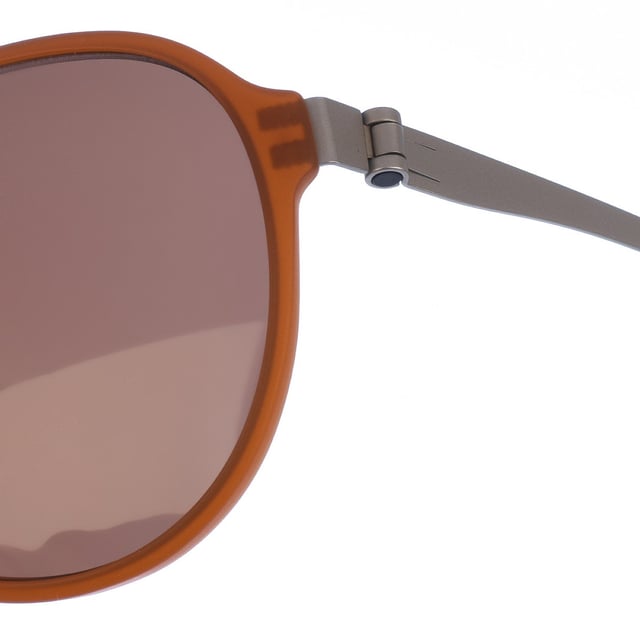 Gafas de sol con montura de acetato.
Color Marron-plata
Forma ovalada.
Lentes de color Marrón
Patillas de fino acero extremadamente flexible de solo 0,5 mm de grosor, acabadas en acetato.
100% Protección UV. 
Cristales antirreflejo. 

Medidas:
 Alto lente: 52mm. Ancho lente:62 mm. Puente: 12 mm. Patillas: 140 mm.

Limpiar las gafas con agua y jabón.
- No utilice paños sucios o abrasivos, que puedan alterar las características de los filtros.
- Utilice solo accesorios y repuestos originales.

Incluye: Todos nuestros productos se envían en el interior de su estuche original.