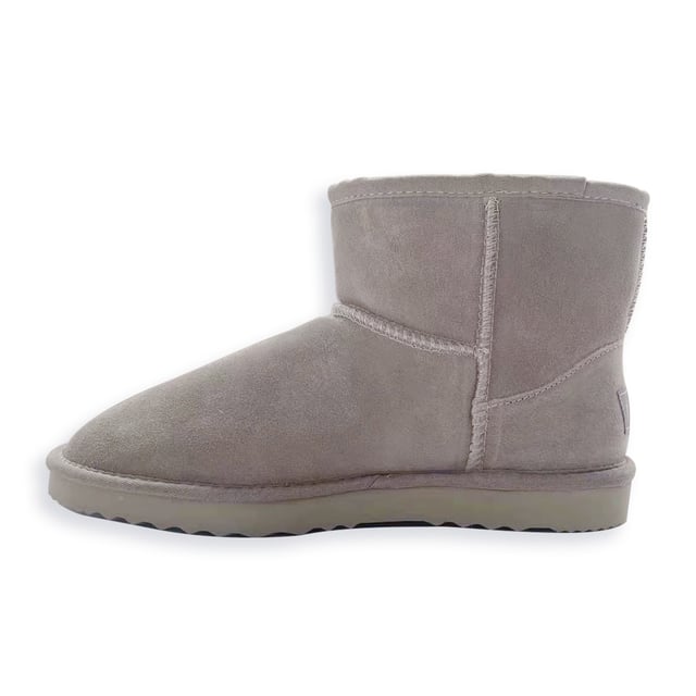 Aus Wooli Australia Short Sheepskin Ankle Boot DETAILS
Unique fully moulded insole with support - all sheepskin lined footbed - extremely comfortable
Unisex superior sheepskin boot
Full leather Suede upper - Water Resistance
Soft premium genuine Australian Sheepskin wool lining
Sustainably sourced and eco-friendly processed
Unisex value boots
Rubber High-density EVA blend outsole - making it lighter,softer and more durable
Double stitching and reinforced heel
Sheepskin breathes allowing feet to stay warm in winter and cool in summer