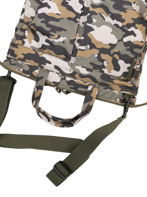 Unisex-Rucksack mit Schnallenverschluss. eine offene Innentasche. zwei Außentaschen mit Reißverschlüssen vorne und zwei Reißverschlüssen hinten. fehlender Schultergurt.  Griff aus recyceltem Polyethylenterephthalat. ein Innenfach.  externes Material.  Innenraum aus recyceltem Polyethylenterephthalat. Maße: 0x0,00 xx0 cm. Modeprodukt