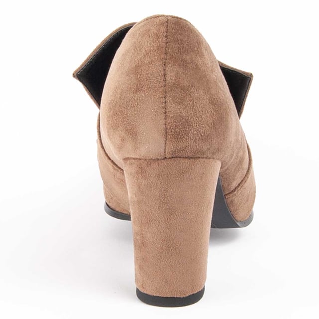Schoenen met hoge hakken voor dames. Comfortabele pasvorm. Gevoerde binnenzool van natuurlijk leer. Gemaakt door andere merken voor ons merk. Afmetingen bij benadering: hak van 8 cm.