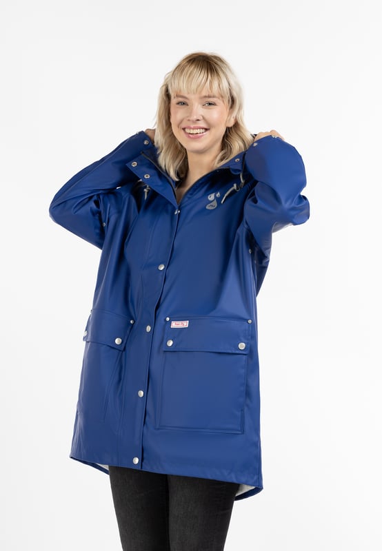 Het regenjack van myMo is met zijn brede poncho vorm helemaal in de trend. Het gecoate materiaal is bovendien niet alleen waterdicht, maar dankzij de gesealde naden ook winddicht en biedt zo de beste bescherming tegen alle weersomstandigheden. De binnenvoering is van een zachte jersey, wat het draagcomfort nog vergroot. Een grote capuchon met trekkoorden en een glitterkoord, verstelbare manchetten en de optimale lengte zorgen ook voor duurzame bescherming. Effectieve luchtcirculatiegaten onder de armen zorgen voor een goed ademend vermogen. De oogjes, knopen en andere kleine details zijn versierd met mooie en stijlvolle logo reliëfs.Belangrijke maatinformatie: Omdat het jack een speciale oversize vorm heeft, is het geschikt voor verschillende maten: Maat XS/S - past tot maat 42/44 Maat M/L - past tot maat 46/48 Maat XL/XXL - past tot maat 50/52
