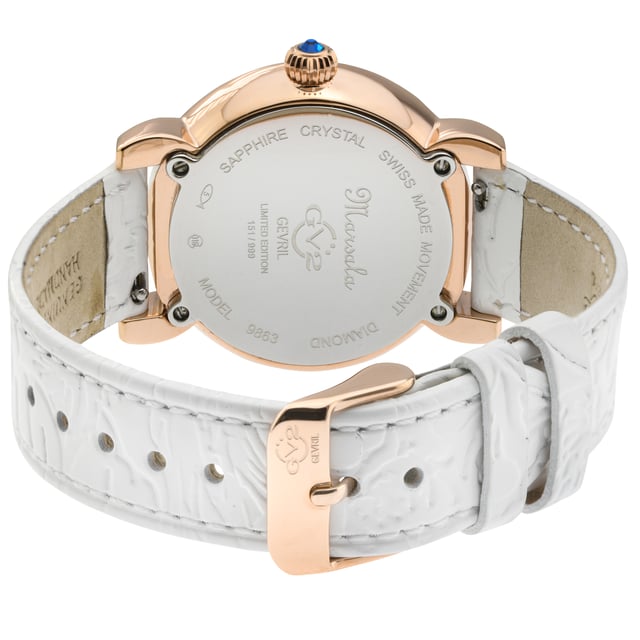 GV2 9263 Reloj Bari esmaltado de cuarzo suizo con diamantes Reloj GV2 para mujer de la colección Bari Caja cuadrada IPRG de acero inoxidable 316L de 37 mm, bisel esmaltado blanco Esfera MOP blanca, 4 diamantes a las 12:00, anillo con corte de diamante marrón claro a las 6:00 Push Pull Corona estriada con piedra de cabujón azul Correa de cuero genuino de gamuza italiana con hebilla de espiga Cristal de zafiro antirreflectante Resistente al agua hasta 50 metros/5 ATM Movimiento de cuarzo suizo Ronda 1069