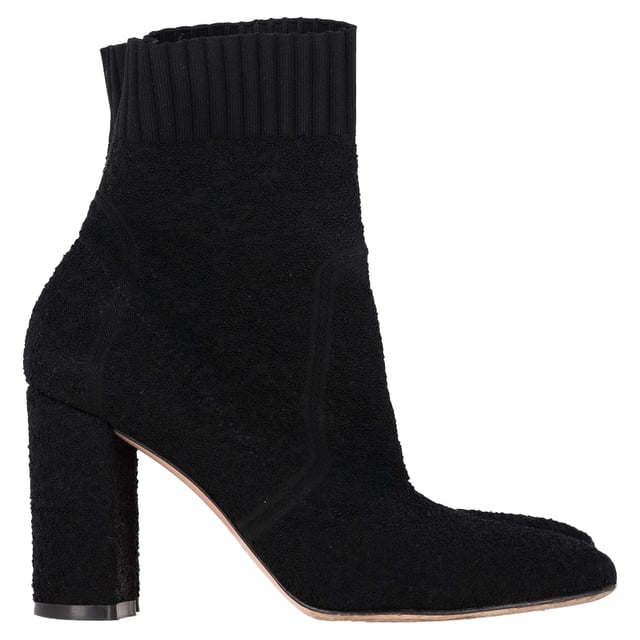 VINTAGE, RRP AS NEW
Elevate your footwear collection with the Gianvito Rossi Isa 85 Stretch Boucle Ankle Boots in Black Polyamide. These versatile ankle boots feature a stylish sock boot design crafted from bouclé-knit material, adding a touch of texture and sophistication to your look. The ribbed trims and round toe enhance the modern and sleek silhouette of the boots. Designed for easy wear, they feature a pull-on style. The interior is lined in leather for added comfort, while the leather sole provides durability and a luxurious finish. Made in Italy, these Gianvito Rossi ankle boots are a perfect blend of style and craftsmanship, ideal for adding a chic touch to any outfit.



Gianvito Rossi Isa 85 Stretch Boucle Ankle Boots in Black Polyamide
Condition: Very good
Signs of wear: Minor markings, Lightly used but very well maintained. Minor mark at soles & creasing, light scuffing at the soles and heels.
Packaging: None
Color: black
Material: polyamide
Size: EU38/US8
Measurements: Heel height: 90; Insole length: 270
SKU: NAPPUGBSH400505W