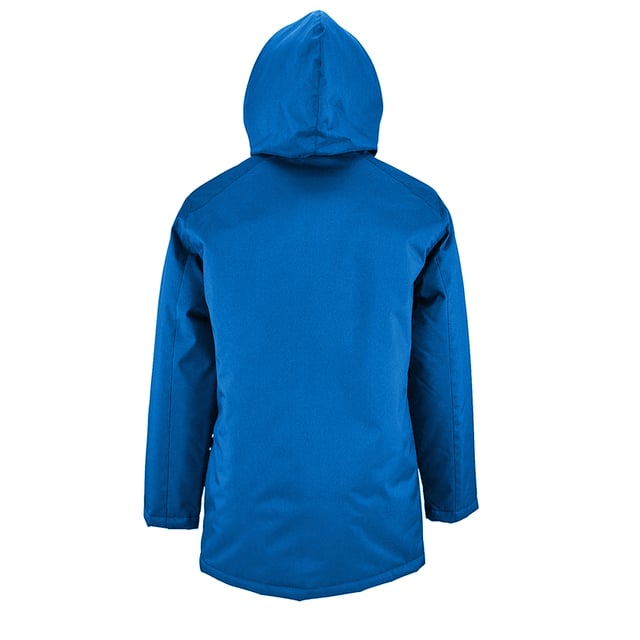 Polyester Wattierung und Innenmaterial. Schauerbeständig und windabweisend. Verstaubare, abnehmbare Kapuze. Mit Fleece gefütterter Kragen. Durchgehender Reißverschluss und Sturmblende mit Klettverschluss und Druckknopf. 2 Seitentaschen. 1 Innentasche. Bündchen mit Klettverschluss. Offener Saum. Zugang für Dekoration. Material: Polyester mit PVC Beschichtung.