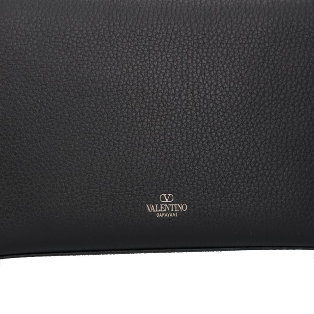 Small Valentino Garavani Rockstud shoulder bag in grained calfskin.– Metal parts and studs with ruthenium finish– Hook closure– Adjustable shoulder strap– Cotton lining. Inside: open pocket– Shoulder strap length: 54 cm– Dimensions: W 22.5 x H 15 x D 6 cm– Made in Italy