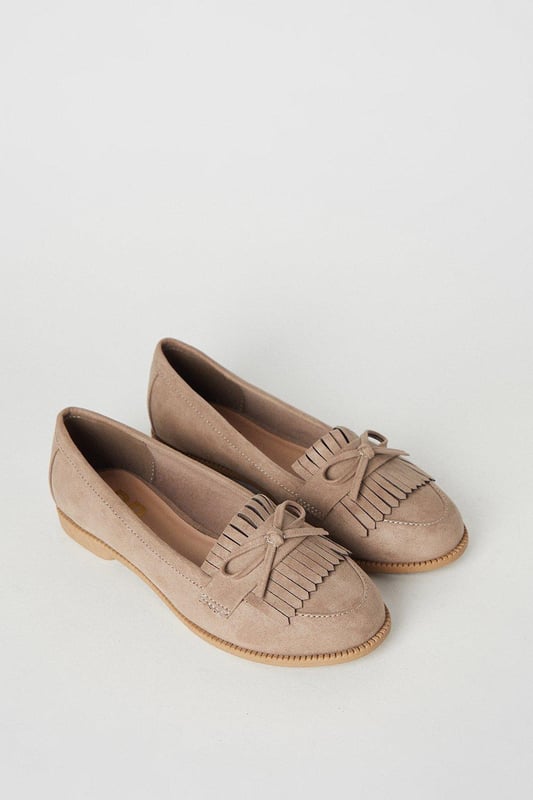Faux leather loafers with a wide fit for added comfort
Stylish tassel detailing adorns the vamp
Moccasin-inspired stitching adds a touch of flair
Flat heel offers all-day wearability
Versatile design suitable for day-to-night occasions

Effortlessly transition from desk to dinner with these chic wide fit loafers from Dorothy Perkins. The faux leather construction exudes a polished look, while the tassel embellishments and moccasin-inspired stitching lend a touch of playfulness. Pair them with tailored trousers for a sophisticated workwear ensemble, or team them with a flowy dress for a casual yet refined weekend brunch look. With their flat heel, these versatile loafers offer all-day comfort, making them an ideal choice for any occasion.