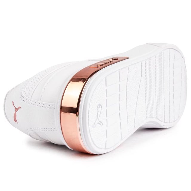 Estas zapatillas blancas Puma Cali Star Glam para mujer tienen una parte superior de cuero suave. un cuello acolchado y un cómodo. plantilla suave. Este estilo presenta una belleza. elegantes detalles metálicos en oro rosa y la icónica raya de Puma para darle un toque glamoroso y estilo añadido.