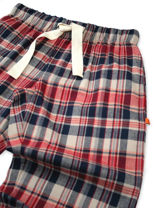 Navy beige & red brushed check unisex lounge pants by Vanilla Park for Adults
There’s nothing cosier than check nightwear in the winter. Our Rayner pyjama trousers are made from brushed 100% cotton for a comfy, warm feel and are trimmed with navy cotton. Fully elasticated at the waist, with an adjustable front drawstring the trousers have two side pockets. Wear it with a jersey T-shirt for the perfect way to lounge or sleep when temperatures tumble.
100% Cotton
Machine Washable
Super soft luxury brushed cotton fabric
Comfortable jersey inner waistband
Unisex.