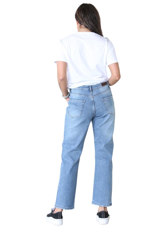 MYT Ladies Straight Leg Jeans sind ein Grundnahrungsmittel, das jede Frau in ihrem Kleiderschrank haben sollte. - -. Entworfen mit guten Stretch-Denim für zusätzliche Flexibilität und Leichtigkeit der Bewegung . - -. Die hohe, eingeschnürte Taille dieser Autograph-Jeans sorgt dafür, dass Sie sich um die Mitte herum zusammenziehen, und das breitere, gerade Bein mit leicht geschwungenen Seitennähten passt zu den meisten Körpertypen und verleiht eine schmeichelhafte Silhouette. - -.  Diese Jeans mit hoher Taille ist aus einer verantwortungsvollen Baumwollmischung gefertigt und mit einem trendigen Riss am Knie versehen - Komfort und Stil in einem. - - .   Größe 10 ist 28 Zoll Taille. - - . . . - - .   Größe 12 ist 30 Inch Taille. - - . . . - - .   Größe 14 ist 32 Zoll Taille. - - . . . - - .   Größe 16 ist 34 Zoll Taille. - - . . . - - .   Größe 18 ist 36 Zoll Taille. - - . . . - - .   Größe 20 ist 38 Zoll Taille. - - . . - - . Größe 22 ist 40 Zoll Taille. - - . . . - - . Größe 24 ist 42 Zoll Taille. - - . . . - - .