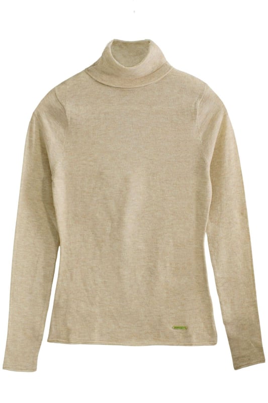 Elevate your knitwear collection with this soft jumper that's crafted from cosy, soft touch knit. It's designed in a regular fit and features a chic roll neck, rolled edges, and finished with a brass logo plate at hem .
Fit: Semi Fitted, Sizing: As expected