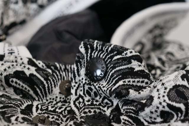 Marca: Dolce & Gabbana.
  Coleccion: MainLine.
  Modelo: Sombrero envolvente para toda la cabeza.
  Color: Blanco Floral.
  Material: 100% algodon.
  Fabricado en Italia.
  Detalles del logotipo.
  Apto para hombres.