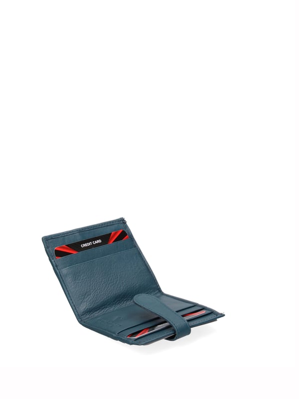 Cartera de hombre. El cierre es con botón de presión. Los bolsillos internos son tarjeteros y porta billetes. Los bolsillos exteriores son tarjeteros. Falta la correa para el hombro. Falta el mango. Hay un compartimento interno. El material exterior es 100% Piel Auténtica. Internamente está forrado en piel auténtica. Medidas: 9,5x8x1,5 cm. Producto de moda