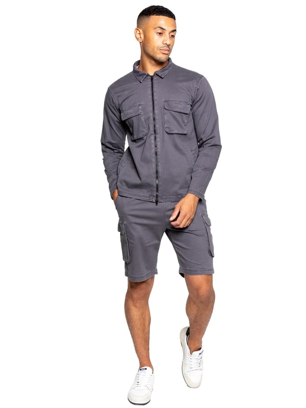 Conjunto de ropa Enzo Mens Cargo. Manga larga, cremallera, cuello, sobrecamisa carga. Dos bolsillos de carga planos delanteros con cierre Velcro. Dos bolsillos laterales. Adornos cosidos en mangas y dobladillo. Conjunto completado con pantalones cortos de carga. Cintura elástica con cordón ajustable. 5 Diseño de bolsillo. 2 bolsillos laterales, 2 bolsillos cargo con cierre Velcro. Bolsillo trasero único con costura. Media altura, pantalones cortos de ajuste regular.