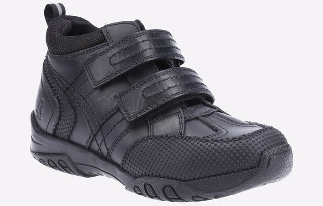Back to School Boot-stijl schoen met gewatteerde enkelschol voor optimaal comfort tijdens het rennen op het speelplein. De Jezza Boot beschikt over een ademende neuskap en twee klittenbandsluitingen om de voeten veilig en comfortabel te houden gedurende de schooldag.  
Fit Left Fit Right - Uniek pasvormsysteem biedt 5 verschillende breedtematen voor elke individuele voet. Elke paar schoenen wordt geleverd met 3 paar voetbedden.  
Leren Bovenwerk  
Boot-stijl  
Ongeveer 25mm hakhoogte