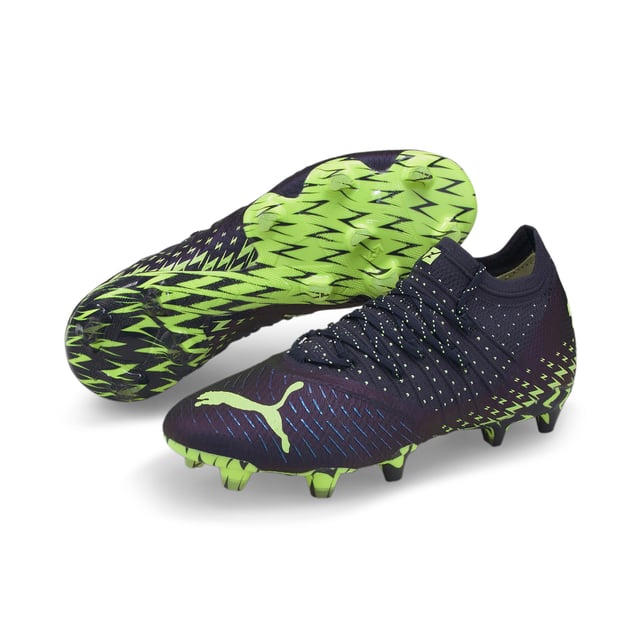 PRODUCT STORY Spelers, maak je klaar om ze gek te maken met de FUTURE 1.4 - de schoen voor de meest creatieve speler op het veld. Met een adaptieve FUZIONFIT+ compressieband over de voet die zorgt voor de ultieme pasvorm en ondersteuning - zelfs als de schoen zonder veters wordt gedragen - en een lichtgewicht stevige zoolplaat, heb je alles wat je nodig hebt om het spel op jouw manier te spelen. Functies en voordelen Pasvorm voor dames: Dit product is ontworpen voor de vrouwelijke voet, op basis van pasvormtests en feedback van vrouwelijke atleten, zodat jij je stempel kunt drukken op het veldFUZIONFIT+: Adaptieve compressietechnologie die je voet vastzet en explosievere bewegingen op het veld mogelijk maaktGRIP CONTROL PRO: Superdunne getextureerde huid ontworpen voor verbeterde balcontrole, ongeacht de veldomstandigheden DETAILS SokconstructieNano-griptechnologieAdvanced Creator ZonesDynamic Motion System buitenzoolFG/AG: Firm Ground/Artificial GroundPUMA Cat Logo op de hiel