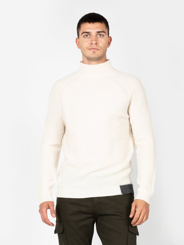 Einfacher Schnitt
Mit Stehkragen
Ärmel und Saum mit Bündchen abgeschlossen
Am Nacken ein Firmenemblem
Aus hochwertigem Strickstoff gefertigt