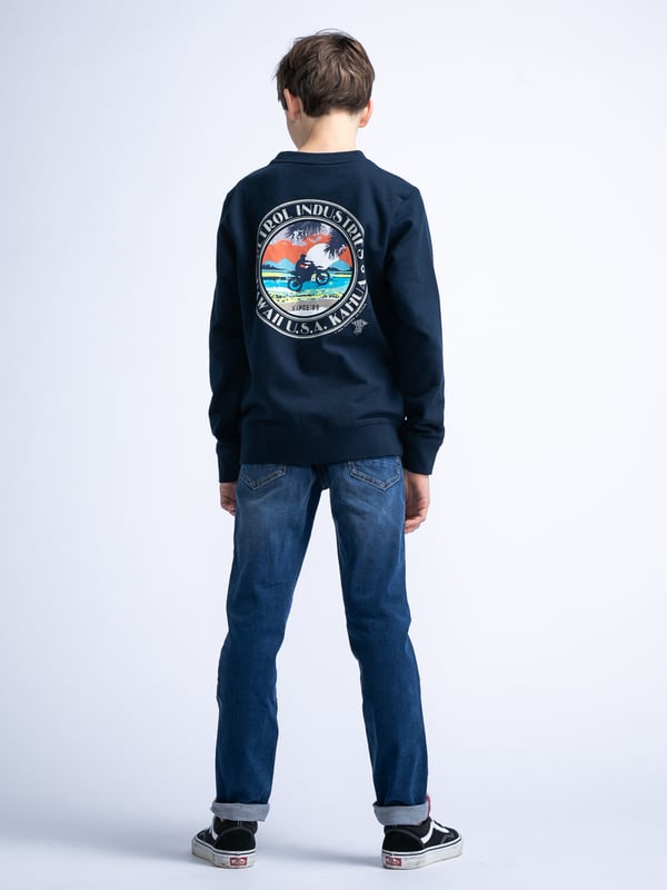 Cooler Pullover mit Kunstwerken auf der Brust und dem Rücken. Dieser Pullover hat einen Rundhalsausschnitt. Erhältlich in verschiedenen Farben. Wenn du zwischen den Größen liegst, wähle die größere Größe. PulloverArtwork auf Brust und RückenRundhalsausschnitt56% Baumwolle, 44% PolyesterModell ist 152 cm groß und trägt Größe 152