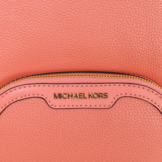 Michael Kors Jaycee ryggsäck.\n Jaycee-ryggsäcken är avslappnad men ändå lyxig och omdefinierar världen av urbana accessoarer. Vi älskar kombinationen av det smidiga, ultramjuka Venus-lädret och de glittrande applikationerna. Med flera blixtlåsförsedda fickor som rymmer en bärbar dator, plånbok med mera ger den här nya versionen en feminin touch till en tidlös design.\n\n Applikationer i guld.\n Handtagets längd: 6 cm\n Justerbara remmar: 78 cm\n Detaljer på utsidan: 2 fack och 1 ficka med dragkedja\n Invändiga detaljer: 1 blixtlåsficka bak och 1 platt ficka fram i det mellersta facket\n Foder: 100% polyester\n Mått: 23 cm (B) x 30 cm (H) x 10 cm (D)\n Sammansättning: 100% skinn från ko\n Skötsel:\nRengör med en våt trasa.