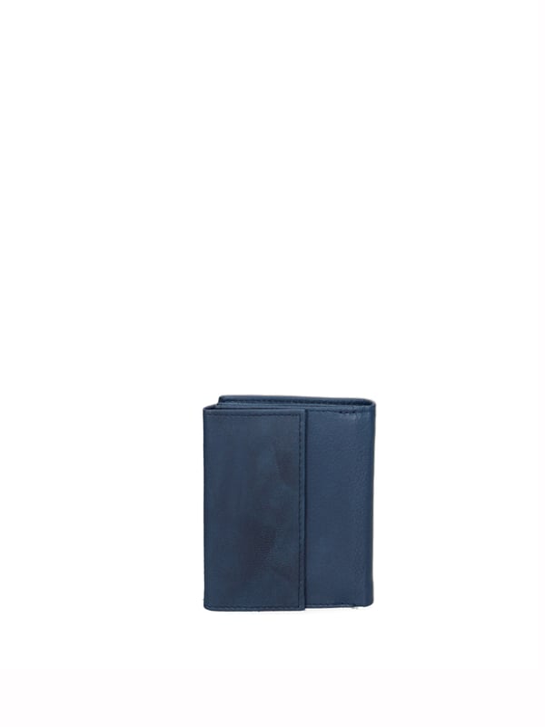 Cartera de hombre. El cierre es con botón de presión. Los bolsillos internos son tarjeteros y porta billetes. Los bolsillos exteriores son uno trasero con clip. Falta la correa para el hombro. Falta el mango. Hay un compartimento interno. El material exterior es 100% Piel Auténtica. Internamente está forrado en piel auténtica. Medidas: 8x10x2 cm. Producto de moda