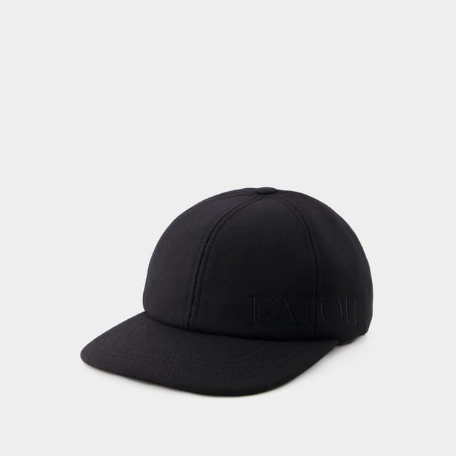 La gorra unisex de Patou en lana negra encarna la unión perfecta entre funcionalidad y elegancia atemporal. Su diseño sobrio y versátil combina con cualquier atuendo, mientras que la lana de alta calidad garantiza confort y calidez. Con su estilo unisex, esta gorra es un accesorio imprescindible para quienes buscan un toque de sofisticación en su armario de invierno. Material: lana y cachemira. Width: 10. Height: 15.