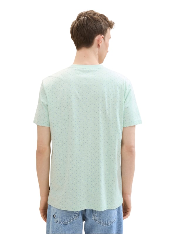 Erleben Sie ultimativen Komfort mit unserem Herren-T-Shirt! Dieses kurzärmlige Shirt in lockerer Passform bietet Ihnen maximale Bewegungsfreiheit und ein entspanntes Tragegefühl. Der klassische Rundhalsausschnitt sorgt für einen zeitlosen Look. Aus atmungsaktivem Material und weichem Rippjersey gefertigt, bleibt Ihr Körper den ganzen Tag über angenehm kühl. Der dezente Label-Print auf der Brust setzt einen stilvollen Akzent. Die weiten Ärmel bieten zusätzlichen Komfort und lässigen Stil. Ein aufgenähter Aufnäher auf dem linken Ärmel verleiht dem Shirt eine besondere Note. Perfekt für Freizeit, Sport oder entspannte Tage. Kombinieren Sie es mit Ihrer Lieblingsjeans oder -shorts für einen mühelosen Look. Gönnen Sie sich dieses vielseitige T-Shirt und erleben Sie tollen Komfort in jeder Situation!