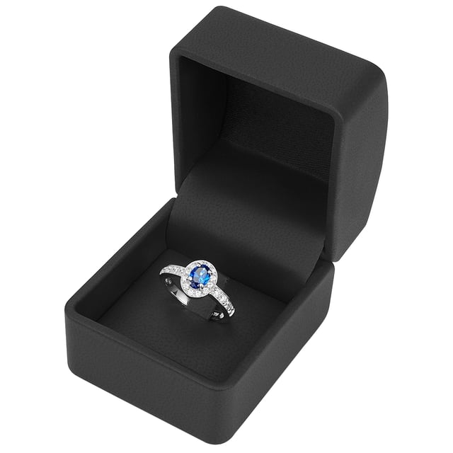 Anyone looking for an extraordinary engagement ring will love this exclusive entourage ring of the 1934 manufactory. The focus is on the blue zirconia, which is modeled on a sapphire, a ring -shaped comprises of smaller zirconia stones. The half -made ring rail also sparkles in a wreath of zirconia. The brilliant cut of the popular jewelry stones ensures a fascinating glitter that can hardly be distinguished from real diamonds with the naked eye. Guarantees an eye -catcher and a ring that brings a decent portion of glamor into the jewelry box even after the wedding!