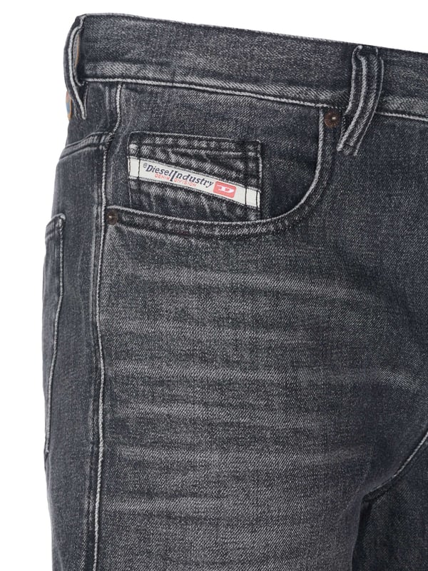 80% Bomull, 20% Hampa; Diesel jeans 2020 D-VIKER - 007C4; Modell: A05156 007C4 02; Tillverkad av hög kvalitet; Mjuk bomullsblandning; Normal passform, mitt i midjan; Knäppning: knappar; Klassisk 5-fickstil; Bälteshällor; Diesel-logotypdetaljer