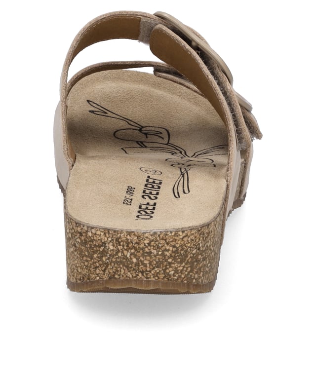 Mit der Tonga 64 Sandale von JOSEF SEIBEL erlebst du den Sommer in seiner vollen Pracht. Dieses beige Damenmodell vereint traditionelles Handwerk mit modernem Komfort. Gefertigt aus hochwertigem Nubuk-Rindsleder, bietet es eine ideale Kombination aus Langlebigkeit und weichem Tragegefühl. Die Sohle aus einer innovativen Mischung von TR, PU und Kork garantiert Rutschfestigkeit, Flexibilität und Leichtigkeit, perfekt für lange Spaziergänge im Freien. Dank des praktischen Klettverschlusses lässt sich die Sandale schnell an- und ausziehen. Die Spirit of Nature Kollektion steht für charakterstarkes Design und bequemes Gehen, ohne dabei die Umwelt zu belasten. Die AGO-Fertigungsart, eine leichte und formbeständige Machart, unterstreicht die Qualität und das handwerkliche Können, das hinter jedem Schuh von JOSEF SEIBEL steckt. Ideal für die Freizeit, spiegelt Tonga 64 die Philosophie von Slow Fashion wider, indem sie Stil, Bequemlichkeit und Nachhaltigkeit vereint.