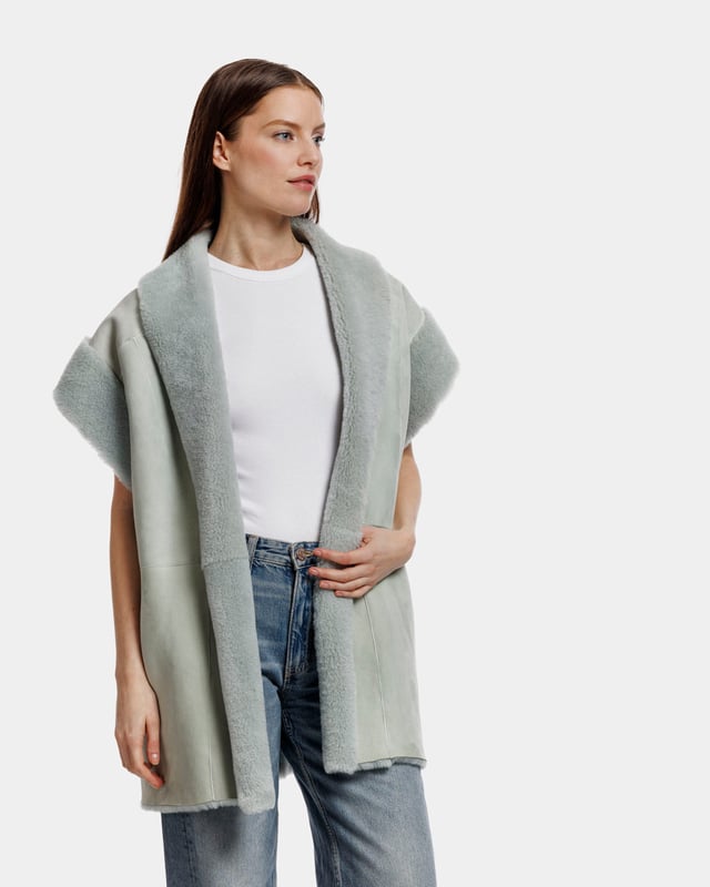 Een oversized gilet van echt schapenvacht. Het gilet is volledig omkeerbaar, voor twee verschillende looks. Zowel aan de pluizige als aan de gladde kant zitten zakken op de heupen.