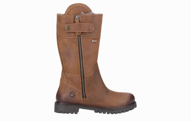 The Bushcombe boot is a stylish and practical addition to your country wardrobe. Made with smooth waterproof leather uppers and cosy faux fur linings, it ensures your feet stay warm and dry all winter. The side zip opening and clasp detail provide ease and elegance, while the leather detailing at the top and chunky outsole add a rugged, country-inspired finish. Perfect for tackling winter in style and comfort.- Waterproof leather upper
- Faux fur lining
- Side zip opening & clasp detailing
- Chunky outsole
- Cotswold branding
