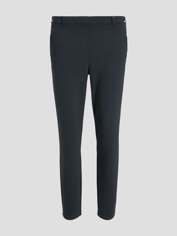 Deze broek voor dames is de perfecte keuze voor een casual en elegante look. Ze zijn gemaakt van zachte en ademende stof die comfortabel is om te dragen. De broek heeft twee zakken aan de voorkant die zowel praktisch als decoratief zijn. De riemlussen, rits- en haakjessluiting garanderen een perfecte pasvorm. De broek heeft een slanke pasvorm, een korte taille, een relaxed model, een smalle pijp en een enkellengte die je figuur flatteren en je benen verlengen. De elastische tailleband zorgt voor meer flexibiliteit en comfort. Het geribde detail op de zakken is een bijzondere blikvanger die de broek uniek maakt.
