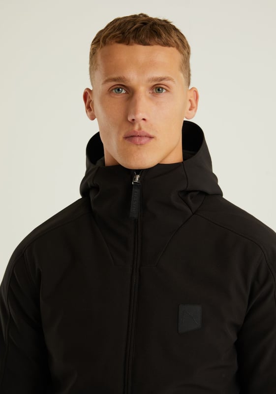 Passform & Material Die Saturn Climate ist ein kurzes und tailliertes Winterjackenmodell. Es handelt sich um eine Jacke mit einer Außenschicht aus Softshell. Diese Schicht sorgt dafür, dass die Jacke wasserabweisend, winddicht und atmungsaktiv ist und Sie warm hält.  Details Diese Winterjacke hat 5 Taschen, darunter zwei Seitentaschen, eine mit Reißverschluss und eine mit Knopfverschluss auf beiden Seiten. Auf der Innenseite befindet sich eine Innentasche mit Reißverschluss. Außerdem hat die Jacke eine verstellbare Kapuze und unverwechselbare CHASIN'-Details.  Eigenschaften Softshell Wasserabweisend Winddicht Atmungsaktiv Warmhalten Verstellbare Kapuze 5 Taschen Kunststoffreißverschluss CHASIN'-Details