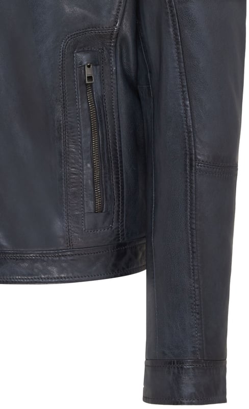 Diese Harrington-Bikerjacke ist ein zeitloser Klassiker, gefertigt aus hochwertigem Lammleder mit einer Vintage-Abrieboberfläche für einen unverwechselbaren, abgenutzten Look. Das Design wurde mit Blick auf Funktionalität und Stil entworfen und verfügt über vier Außentaschen mit Reißverschluss und zwei Innentaschen für mehr Zweckmäßigkeit sowie ein weiches Baumwollfutter für zusätzlichen Komfort. Das schlanke Design, die robuste Konstruktion und der Retro-Vibe der Jacke machen sie zu einer idealen Wahl sowohl für Freizeitausflüge als auch für Biker-Fans. Hochwertiges Lammleder mit einer einzigartigen Vintage-Abrieboberfläche. Weiches Baumwollfutter für maximalen Komfort. Vier Außentaschen mit Reißverschluss und zwei Innentaschen für reichlich Stauraum. Klassischer Harrington-Kragen für zeitlosen Stil. Robuster Reißverschluss vorne für einfaches Tragen. Perfekt für die Freizeit oder um Ihrer Garderobe einen Retro-Touch zu verleihen.