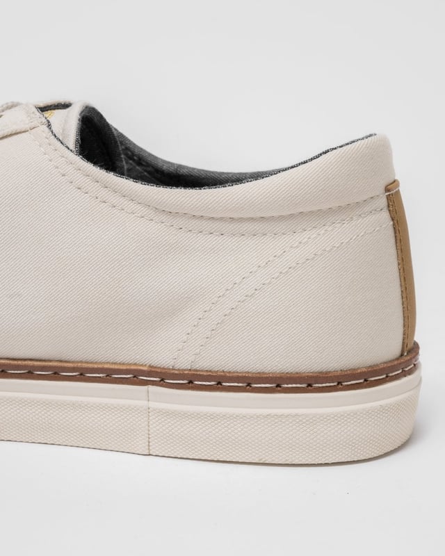 An elevated basic, the Prepville Sneakers is a brogue-inspired casual sneaker designed in silky suede. Clean, casual, and polished, these trainers are perfect for pairing with jeans, shorts, and chinos.
Cow suede upperRubber soleRecycled textile liningRecycled recovery foam insole 
28638802