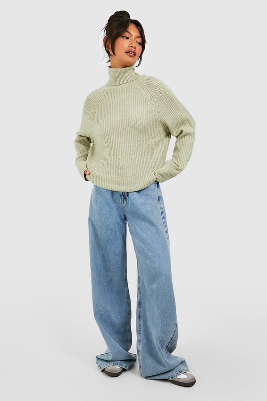 It's the season to feel snug and what better way than with this oversized jumper. Bigger than your usual size which elongates your silhouette, our women's oversized jumpers are cosy and comfortable for your autumn and winter wardrobe. Perfect for whatever plans you've got coming up, make a satin slip dress a little more casual with an oversized rib knit thrown on and banish those winter blues by stepping into a cable knit baggy jumper over leggings and ribbed socks. Warm and cosy is the vibe this season.Style: Oversized JumperNeckline: Roll NeckSleeve Length: Long Sleeve