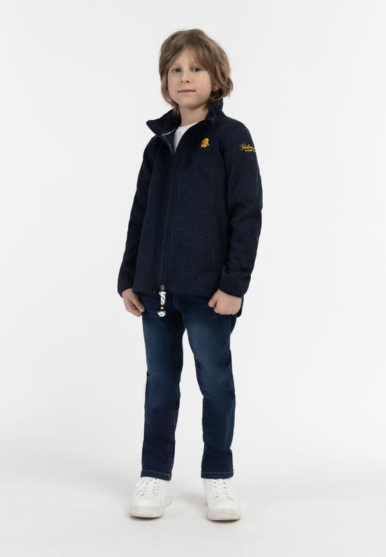 Zacht gebreide buitenkant - verwarmende fleece aan de binnenkant. Deze populaire materiaalsamenstelling van Schmuddelwedda is nu ook verkrijgbaar voor kinderen. Het zachte materiaal is bewegingsvriendelijk en comfortabel, past perfect in de overgangsperiode en is zeer comfortabel om te dragen. Een doorlopende ritssluiting eindigt in een hoge opstaande kraag en een praktische kinbescherming. Ook de gebreide zijkant in gemêleerd met steekzakken zorgt voor een stoere look.  Gebreide fleece jas