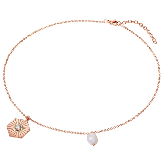Are you looking for a special accessory that integrates the enchanting shimmer of pearls into a trendy jewelry design? Then this pretty chain of the label Valero Pearls will be your new every-daypiece! Eyecatcher is the hexagonal medallion with a solar orgora and a glittering accent made of Preciosa crystal. A slightly offset freshwater breeding pearl sets an asymmetrical accent. Anchor chain and medallion are made of robust stainless steel and refined with a feminine shiny rosé gilding. The carabiner closure and an extension chain - length adjustment are made easy.