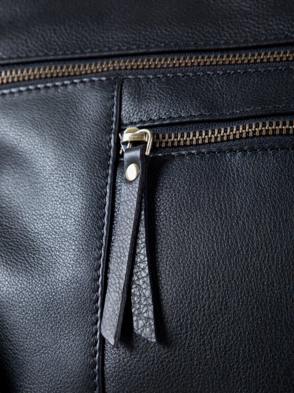 Expertly crafted from premium leather, the Winleigh cross body bag is as practical as it is stylish. Dual front zip pockets elevate this structured silhouette, whilst the adjustable cross body strap allows for versatile and comfortable wear. With plenty of room inside, this classic black bag is ideal for every day.