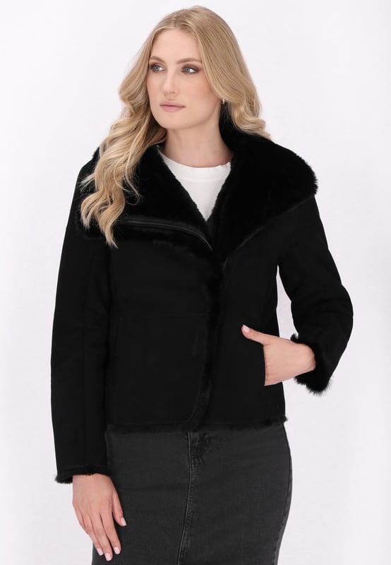 Ontdek het perfecte jack van schapenvacht dat stijl en warmte combineert. Dit item van geitenleer heeft een reverskraag, lange mouwen en een diagonale ritssluiting voor gemakkelijk dragen. Het casual maar veelzijdige ontwerp heeft zakken en zichtbare naden, waardoor hij perfect is voor koude dagen. Comfortabele zakken op de heuplijn. Voel je comfortabel en zie er elegant uit in deze bovenkleding.  Jas