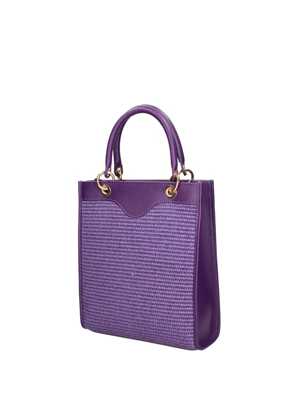 Bolso de mujer. El cierre es con cremallera. Los bolsillos internos son uno con cremallera. Los bolsillos externos están ausentes. La bandolera es ajustable y extraíble en piel. El asa es extraíble en piel. Hay un compartimento interno. El material exterior es piel auténtica dólar y paja tabru. Internamente está forrado en tejido 70% algodón - 30% poliéster. Medidas: 24x29x6,5 cm. Hecho en Italia