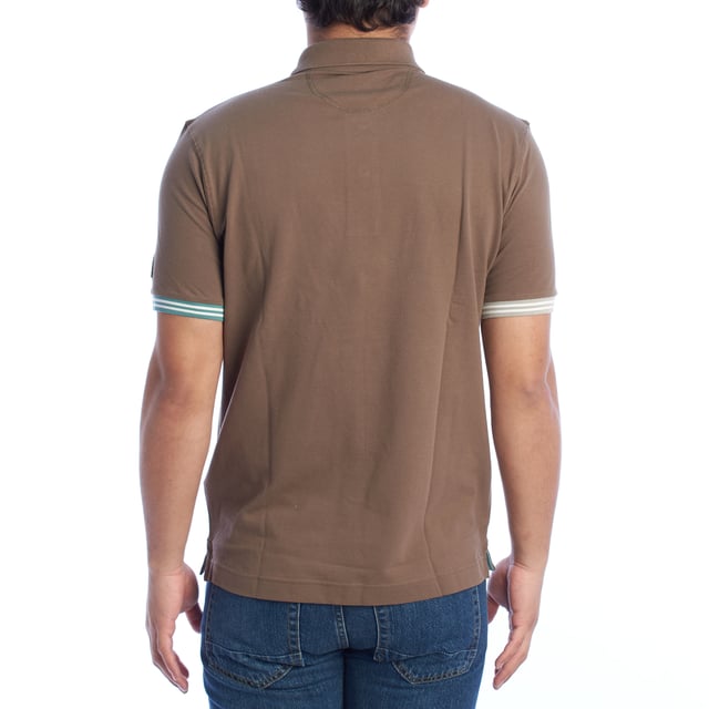 Polo de hombre manga corta de La Martina.

Sencillez y elegancia se fusionan en este polo de La Martina, diseñado para hombres que buscan una prenda versátil y de calidad. Perfecto para usar en ocasiones casuales, este modelo destaca por su confección y detalles únicos que reflejan el estilo de la marca.

Detalles:

- Fabricado en tejido de piqué transpirable.
- Cuello tipo polo con cierre de dos botones.
- Puños con detalle de rayas contrastantes que añaden un toque moderno y distintivo.
- Parche con el logotipo de La Martina en la manga.
- Corte regular fit que brinda un ajuste favorecedor y cómodo, adaptándose a diferentes contextos y estilos.

Un diseño atemporal que combina calidad, confort y estilo en una prenda esencial. Este polo hombre de La Martina es perfecto para quienes buscan una pieza sencilla pero con detalles que marcan la diferencia, ideal para cualquier ocasión casual o semi-formal.
 Composición: 95% Algodón, 5% Elastano.
 Cuidados:
- Lavar máximo a 30°C en ciclo delicado.
- No usar lejía ni blanqueadores.
- Planchar a baja temperatura, evitando los bordados para no dañarlos.
- No usar secadora.