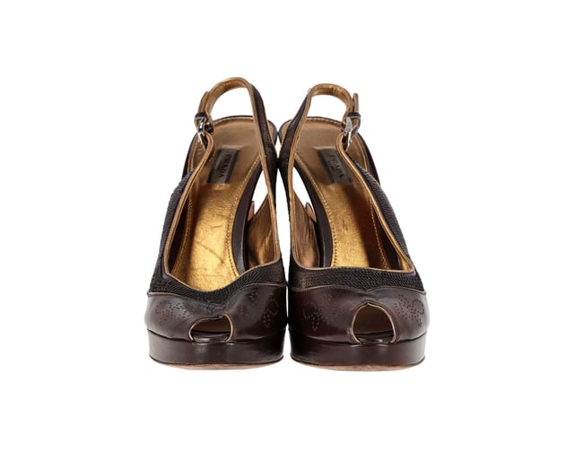 Prada Peep Toe Pailletten Slingback Pumps aus braunem Leder VINTAGE, RRP WIE NEU
Setzen Sie ein mutiges Fashion-Statement mit den Prada Peep Toe Pailletten Slingback Pumps aus braunem Leder, einem auffälligen Paar, das Eleganz und Stil versprüht. Die schicke Plateausohle und die himmelhohen Absätze, kombiniert mit den schimmernden Pailletten-Applikationen, schaffen einen glamourösen und trendsetzenden Schuh, der Luxus und Haute Couture ausstrahlt.
Prada Peep Toe Pailletten Slingback Pumps aus braunem Leder
Zustand: sehr gut
Material: Leder
Größe: EU40
Gebrauchsspuren: leichte Abnutzung an den Sohlen
SKU: 361790