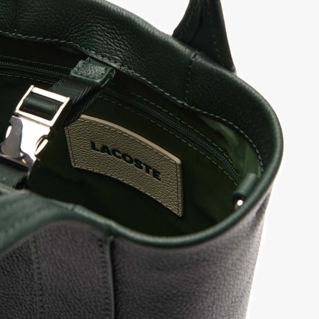 Dames Lacoste City Court bucket bag van grainleer met afneembare riem Verfijnde lijnen, een tijdloos ontwerp en eersteklas leer: Deze City Court bucket bag is een les in Lacoste elegantie. Een praktisch veelzijdig iconisch stuk met een afneembare riem: draag hem op jouw manier.- Afmetingen: L6.3 x H8.7 x D5.5 inch - L16 x H22 x D14.5 cm - Grain lederen buitenkant - Afneembare riem: 28'' - 51'' - 70cm - 130cm - 3 binnenzakken - Krokodil op voorzijde- Ref: NF4517IE-B43