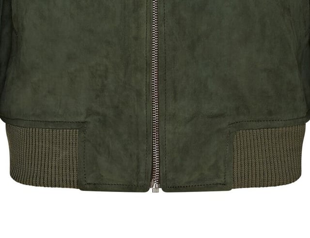 Wir pr�sentieren die Varsity-Bomberjacke aus Wildleder f�r Herren, eine verfeinerte Version der klassischen MA-1-Fliegerjacke. Diese Jacke besteht aus 100 % weichem Ziegenwildleder und bietet au�ergew�hnliche Haltbarkeit und einen geschmeidigen Fall. Die sichtbare Rei�verschlussfront verf�gt �ber einen breiten Steppstich-Rei�verschlusssteg, erg�nzt durch Rippenstrickkragen, -b�ndchen und -saum f�r zus�tzliche W�rme und eine schlanke Silhouette. Mit vier Taschen � zwei an der Taille und zwei innen, darunter eine sichere Rei�verschlusstasche � kombiniert diese komplett gef�tterte Jacke nahtlos Stil und Funktionalit�t. � Aus 100 % weichem Ziegenwildleder f�r Haltbarkeit und Komfort � Sichtbarer Rei�verschluss vorne mit Steppstich-Rei�verschlusssteg � Rippenstrickkragen, -b�ndchen und -saum zur Isolierung � Vier Taschen: zwei an der Taille und zwei innen, eine mit Rei�verschluss � Komplett gef�tterte Innenseite f�r zus�tzliche W�rme und Komfort