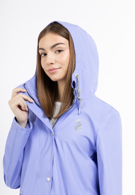 Pour les amoureux de la nature, les cyclistes ou les promeneurs, une veste de pluie est indispensable. Cela tombe bien, myMo a également dans son répertoire une veste qui offre une protection idéale contre la pluie. Le matériau enduit est imperméable au vent et à l'eau et résiste à toutes les conditions météorologiques. La forme légèrement cintrée et de longueur moyenne offre une protection supplémentaire contre la pluie grâce à la large capuche et aux cordons scintillants. La fermeture à boutons-pression au-dessus de la fermeture éclair ainsi que les poches à rabat en biais optimisent également la veste en termes de résistance aux intempéries.